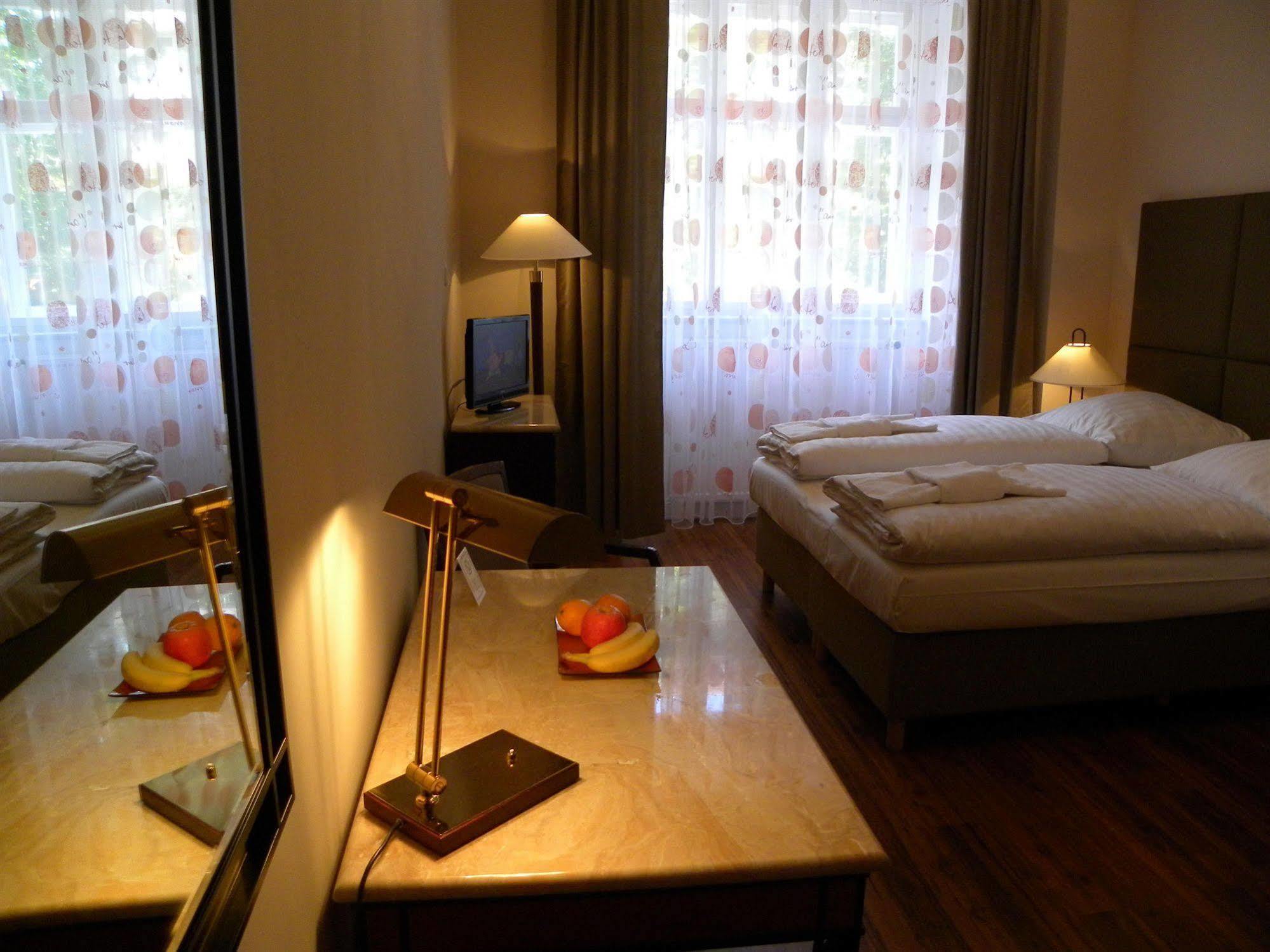 Hotel-Pension Michele เบอร์ลิน ภายนอก รูปภาพ